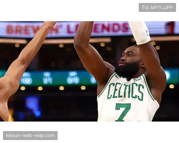 杰伦布朗膝伤管理成绿军季后赛变数 攻筐能力不可或缺 杰伦布朗膝伤管理成绿军季后赛变数 攻筐能力不可或缺